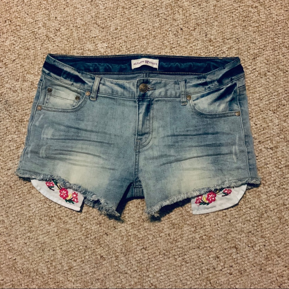 Altar’d State light-wash jean shorts | size 25